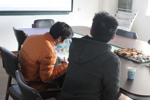 河南商丘豆奶生產(chǎn)線客戶正在閱覽相關資料