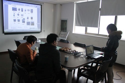 河南商丘豆奶生產(chǎn)線客戶正在與業(yè)務員及工程人員洽談