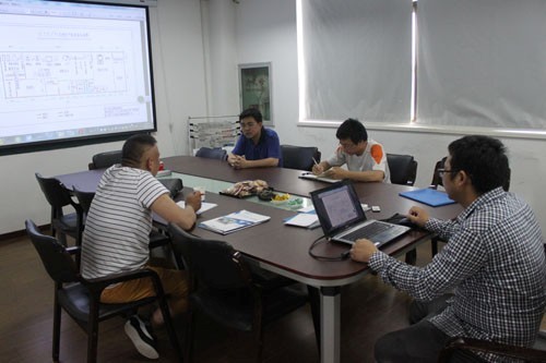 黑龍江玉米汁生產線客戶與惠合工程師洽談現(xiàn)場1