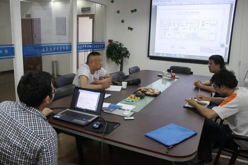 黑龍江玉米汁生產線客戶與惠合工程師洽談現(xiàn)場2