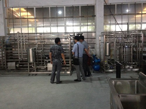 李時(shí)珍醫(yī)藥集團(tuán)客戶(hù)到工廠參觀樣品